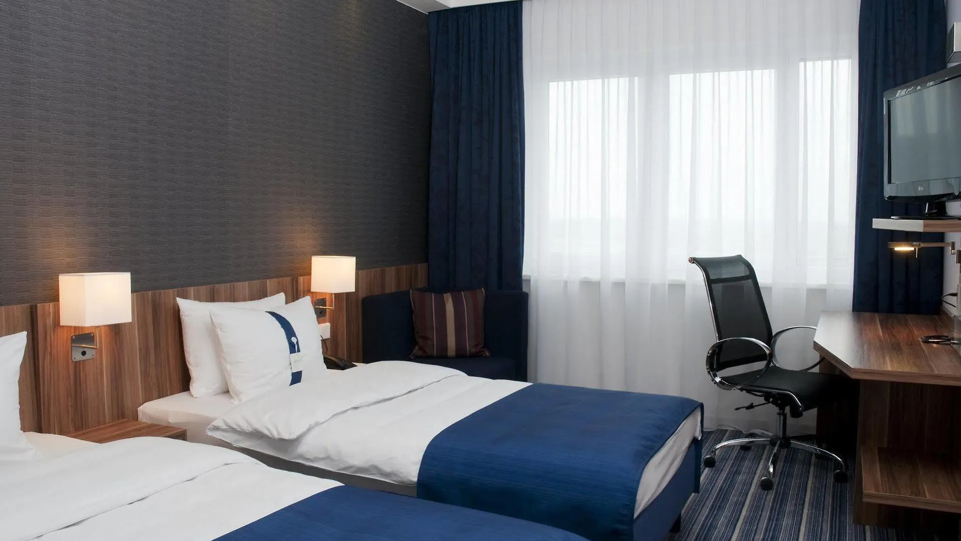 Holiday Inn Express Augsburg By Ihg 3*,